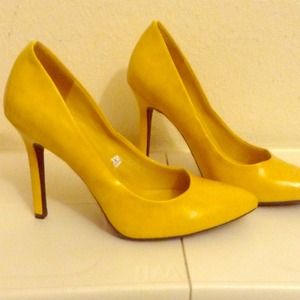 Mustard color pumps! Great for fall