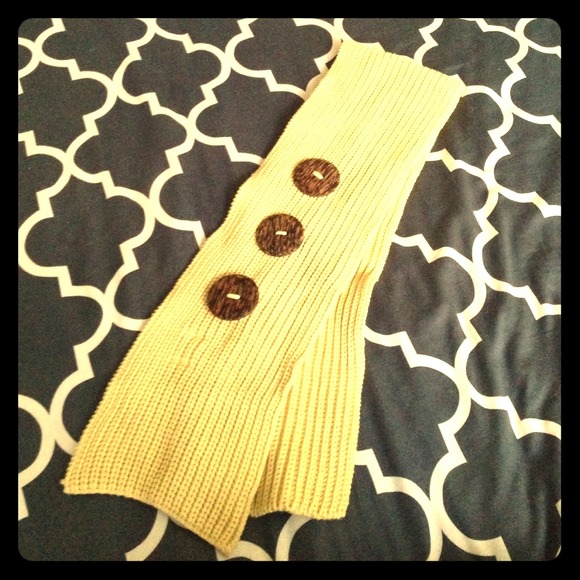 Yellow knit scarf with over size brown buttons