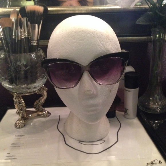 💎SOLD💎Cat Eye Sunnies