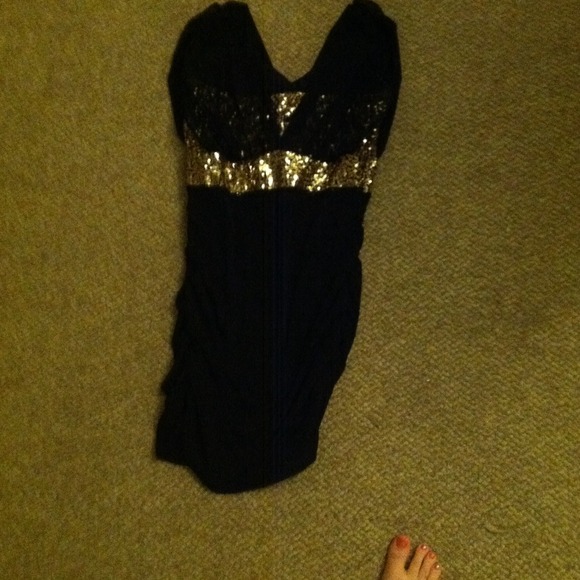 Gorgeous dress. Never worn. - Picture 2 of 3