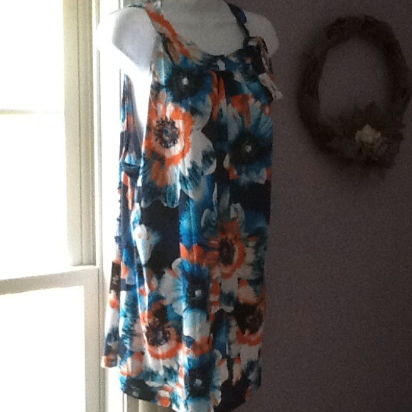 SOLD IN BUNDLE Beautiful flowered tank with bow