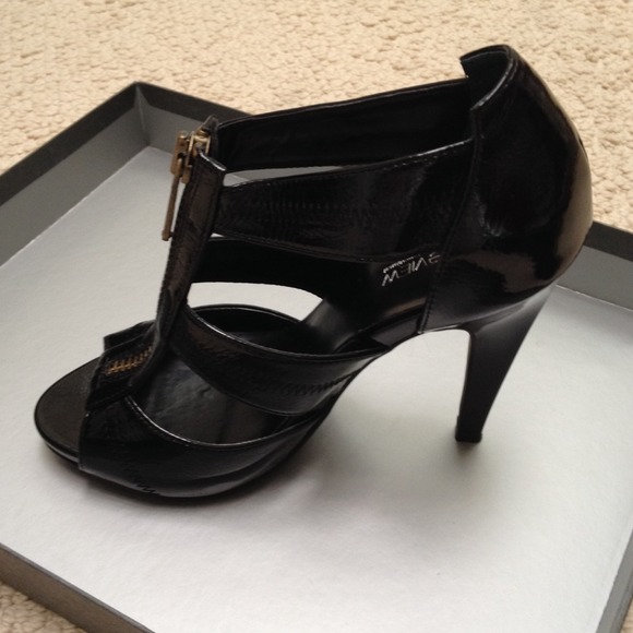 Preview International Zip Up Heels - Picture 3 of 3