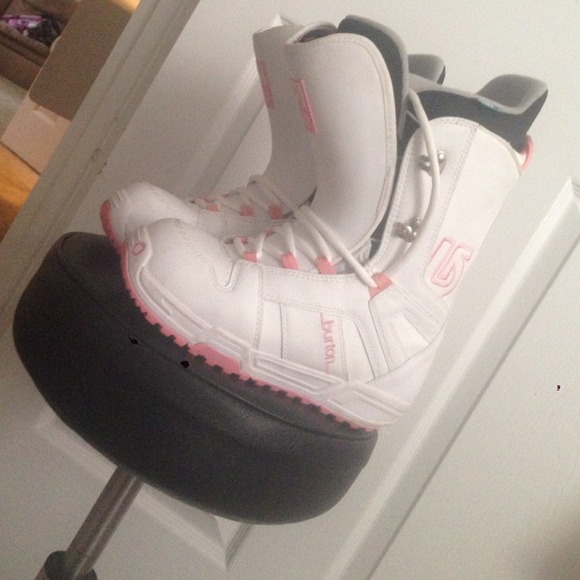 Snowboard boots