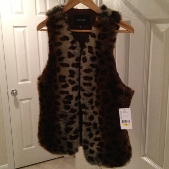 ❌❌SOLD- Charming Faux Fur Vest🌼🌼