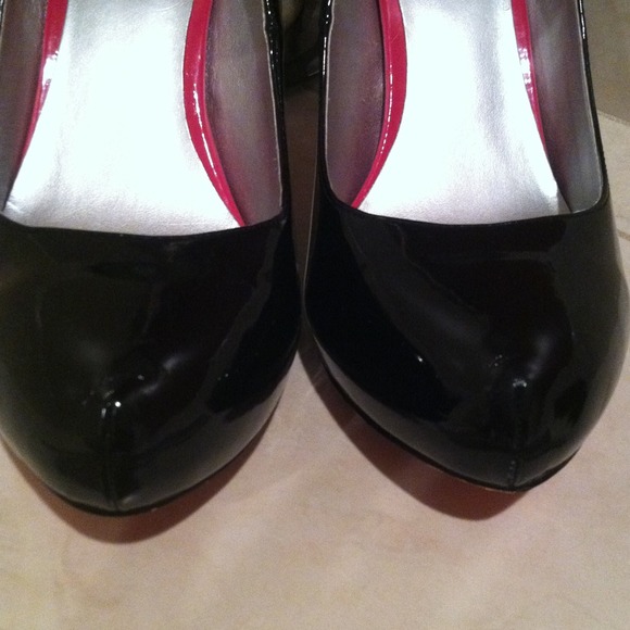 💐Bundled💐👠Black Patent Leather Red Sole Heels👠 - Picture 2 of 4