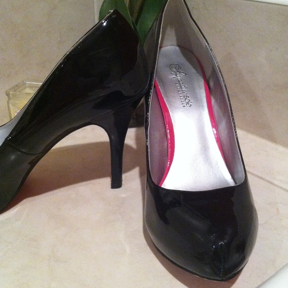 💐Bundled💐👠Black Patent Leather Red Sole Heels👠 - Picture 4 of 4