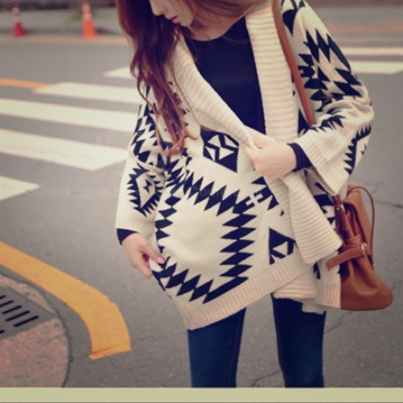 Reduced🎉Cream and black  Aztec print sweater