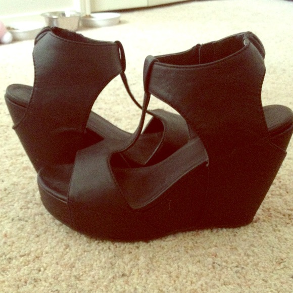 Black Aldo wedges