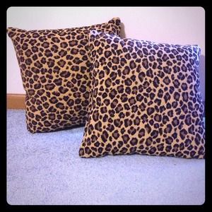 Set of 2 cheetah print throw pillows