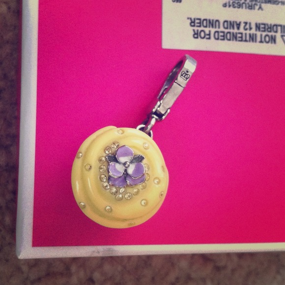 Yellow Cupcake Juicy Charm!