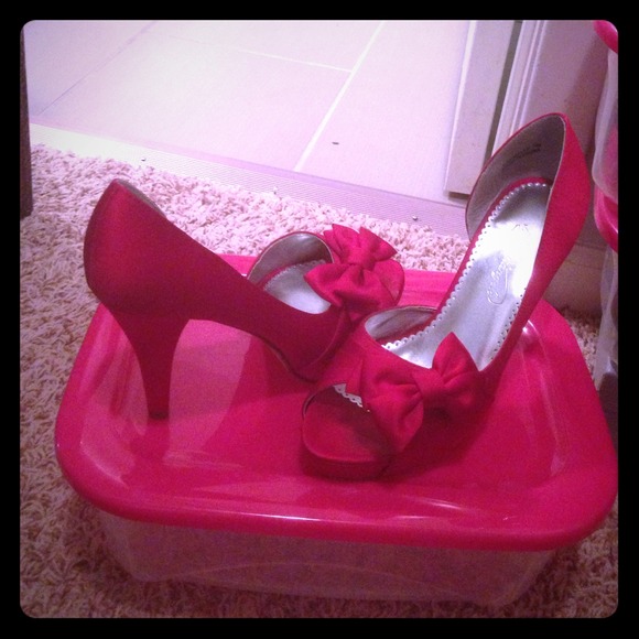 Only worn once for a wedding!!