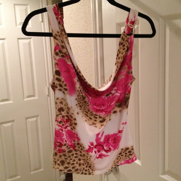 ❌❌SOLD Beautiful Top- Criss Cross Back🌺🌺