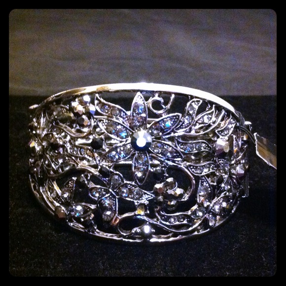 Cookie lee crystal bangle