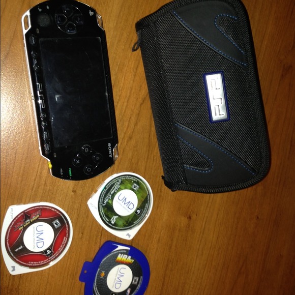 🔴SOLD!🔴 PSP with case, charger and three games - Picture 1 of 1