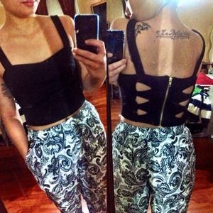 🚫SOLD🚫Black cut out crop top