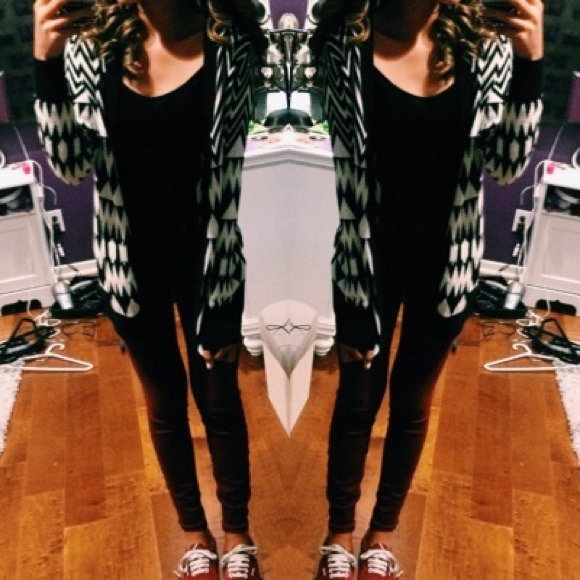 💘💘💘SOLD💘💘💘ZIG ZAG BLACK AND WHITE CARDIGAN