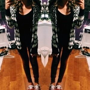 💘💘💘SOLD💘💘💘ZIG ZAG BLACK AND WHITE CARDIGAN