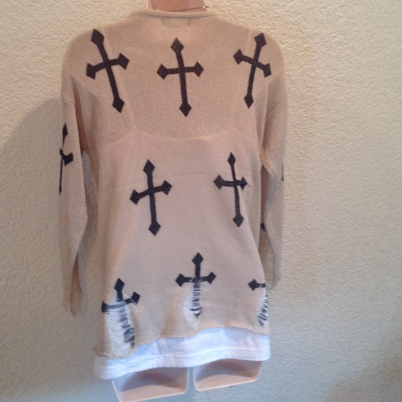 🎀SOLD IN BUNDLE🎀Distressed Cross Sweater - Picture 2 of 3