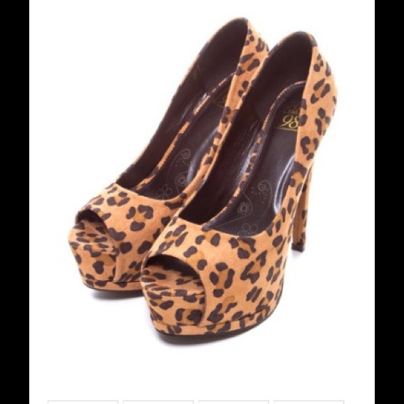 Shoes - Peep toes leopard pumps
