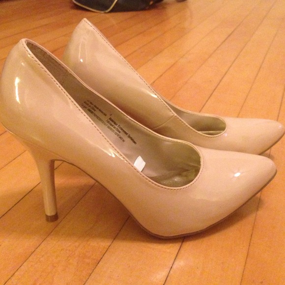 3.5" nude Massimo heels.