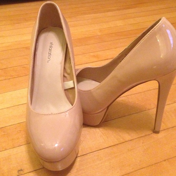 Synthetic leather nude pumps size 8, 5" heels.