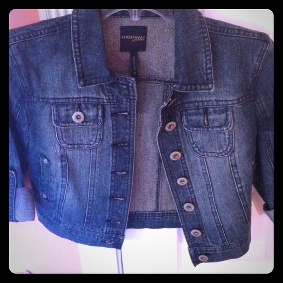 Very cute half waisted jeans jacket 3/4 sleeves.