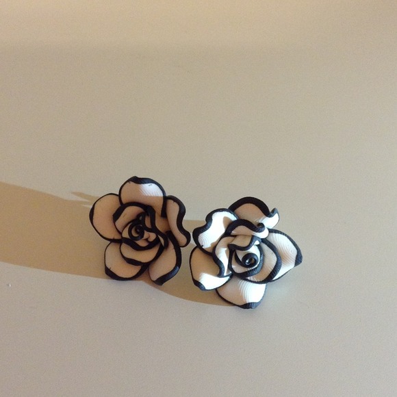 ❌SOLD BUNDLE❌Rose Studs