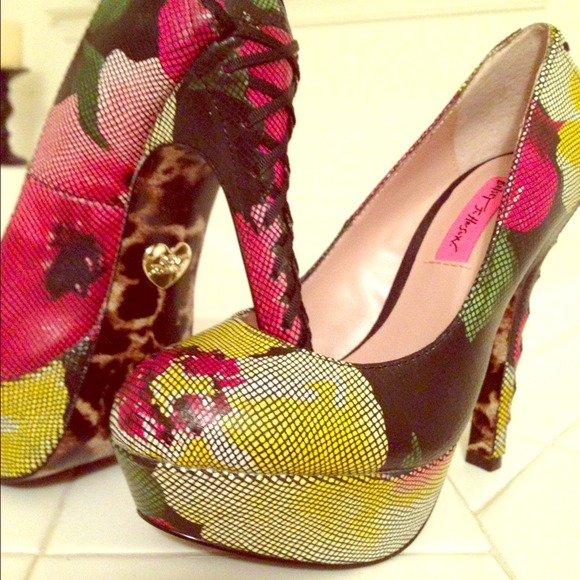 🌺BETSEY JOHNSON PLATFORM PUMPS SZ 6 NWOT $50🌺