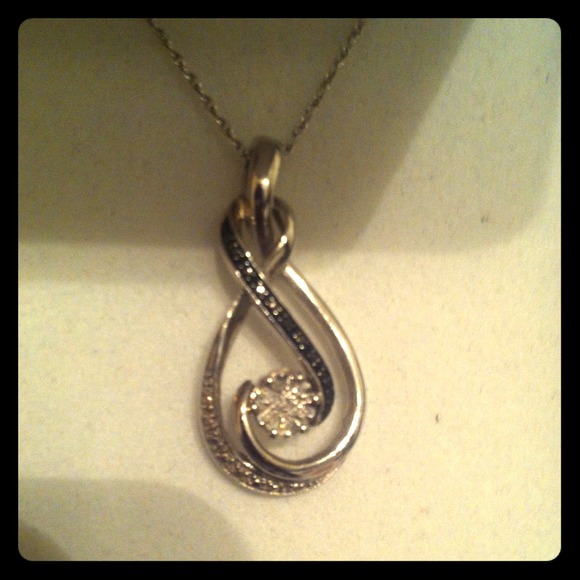 Kay Jewelers Love's Embrace Necklace 💎