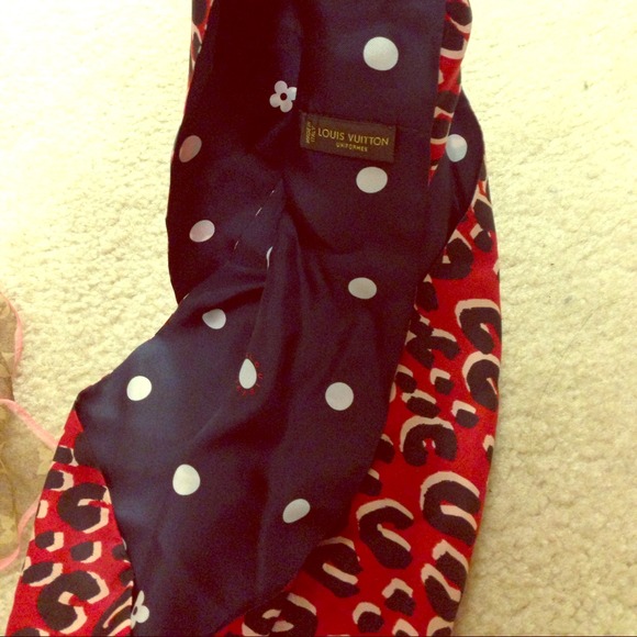 Louis vuitton infinity scarf