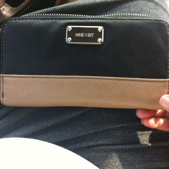 New Black & Tan Nine West zip around wallet