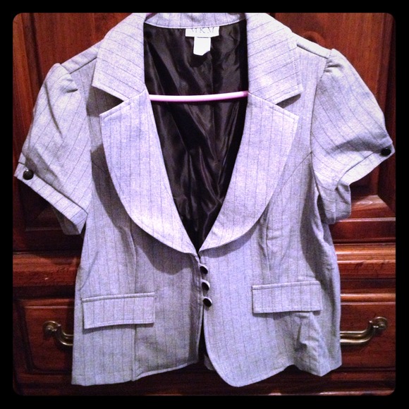 🚫SOLD🚫⬇REDUCED⬇Cropped Blazer💕
