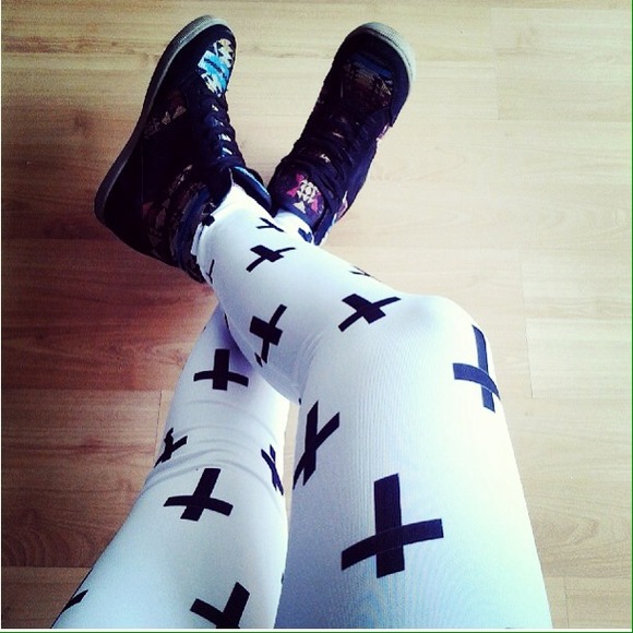 White and black cross leggings 💕* - Picture 1 of 2