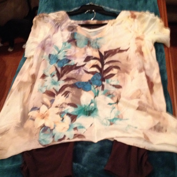 A 2/piece Capri and jersey type top.