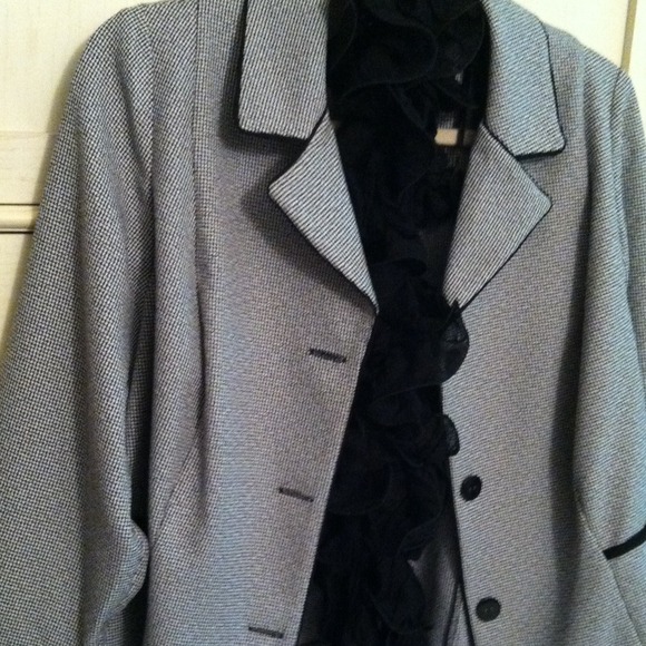 😎 Host Pick - Black & White Jacket/Blazer - Picture 4 of 4