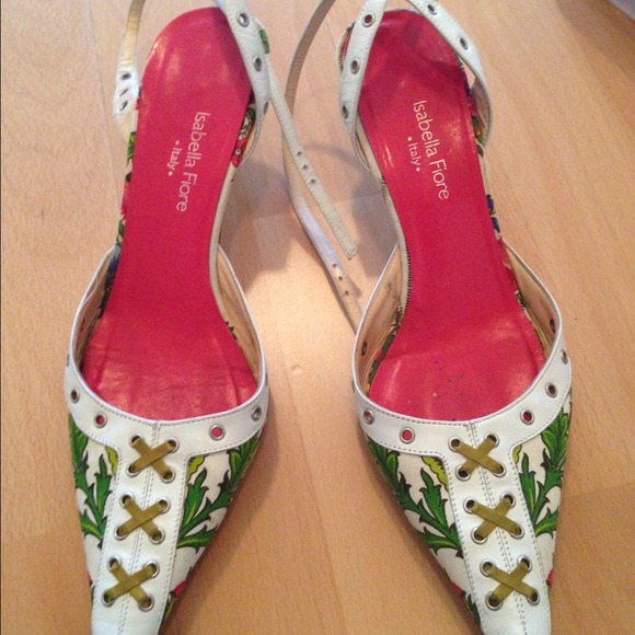 Isabella Fiore kitten heel, pointy toe shoe.