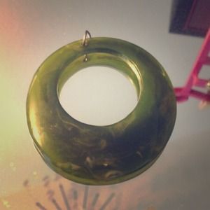 Green oval necklace pendant