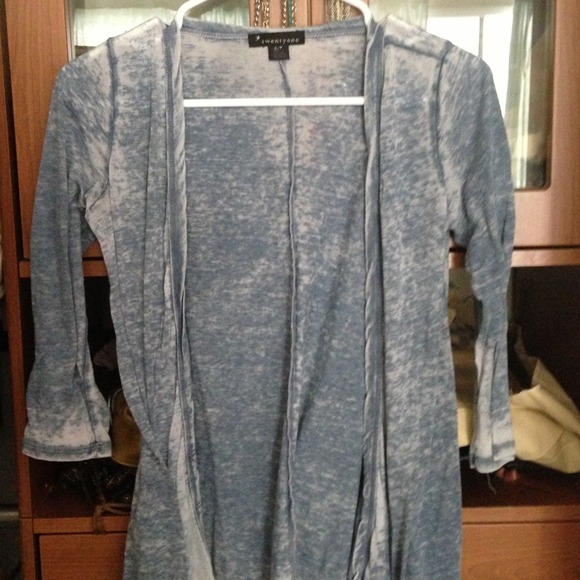 Thin, blue- distressed-look buttonless pullover