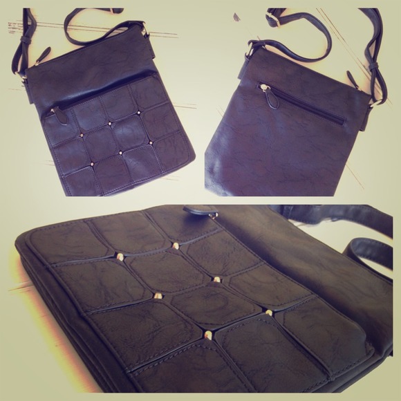🔴FLASH SALE!! Studded Vegan Crossbody Purse. - Picture 1 of 1