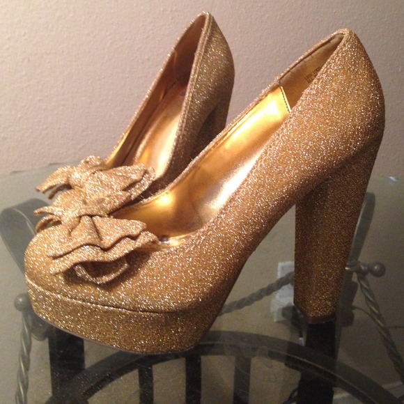 Super cute gold chunky heel bow shoes