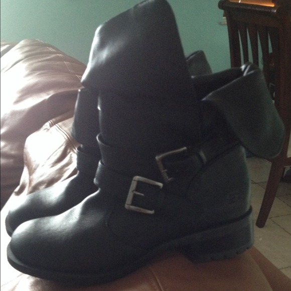 Black Skechers boots
