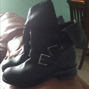 Black Skechers boots