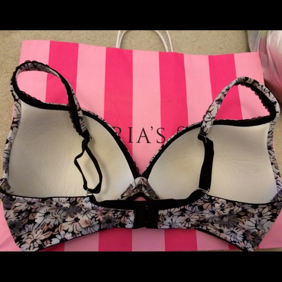 🎀 Victoria's Secret Bra 🎀 - Picture 2 of 4