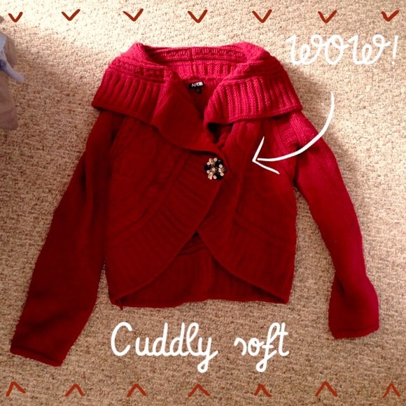 😊SOLD🚫 comfy sweater with gem closure NWOT❄️