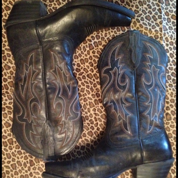 Men's size 8.5 Ariat black cowboy boots.