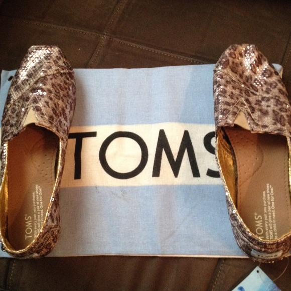 TOMS size 8.