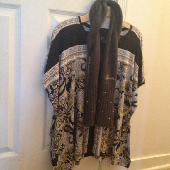 🚨SOLD IN BUNDLE🚨 Guess scarf 🎽 - Picture 2 of 3