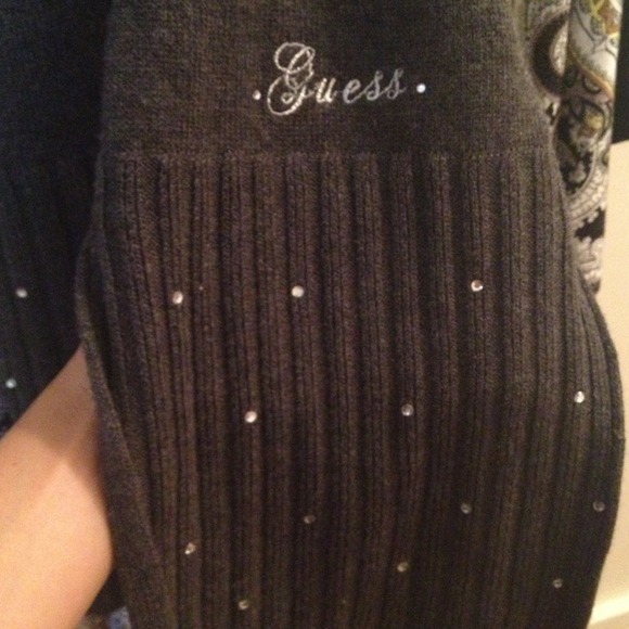 🚨SOLD IN BUNDLE🚨 Guess scarf 🎽 - Picture 3 of 3