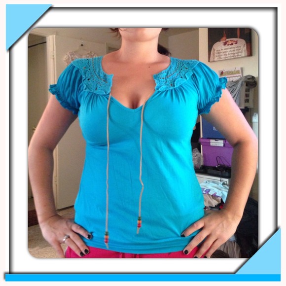 🚫donated🚫Cute bright blue top with lace