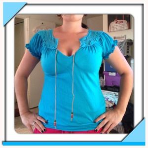 🚫donated🚫Cute bright blue top with lace